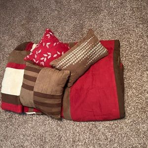 Barely used California King comforter set with 2 pillow shams 3 matching pillows